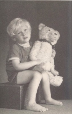 Frank Maibaum im Alter von drei Jahren mit Teddy